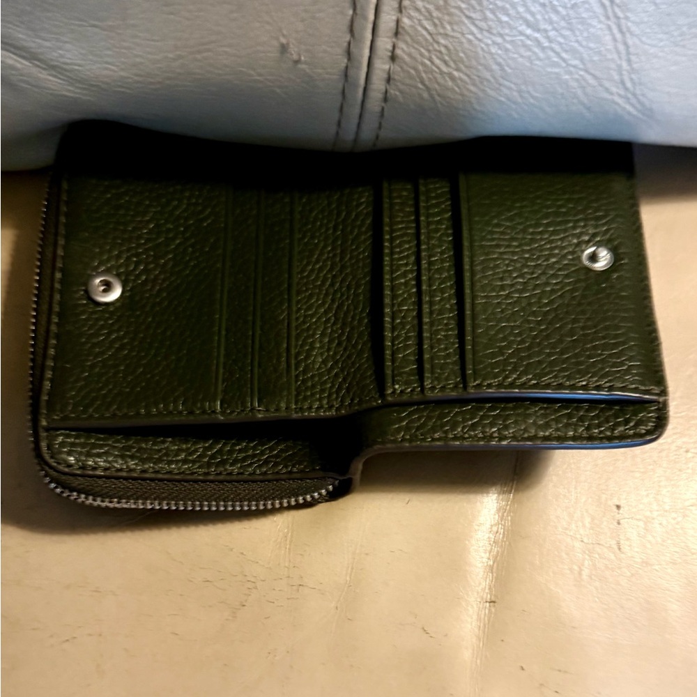 Tory Burch Emerson Wallet. Beautiful deep green pebbled leather. No Flaws. - Picture 4 of 7